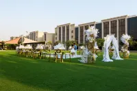Triumph Luxury Hotel Отели рядом с достопримечательностью «Канадский международный колледж - CIC»