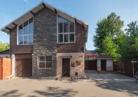 Avtorsky Shale Hotel
