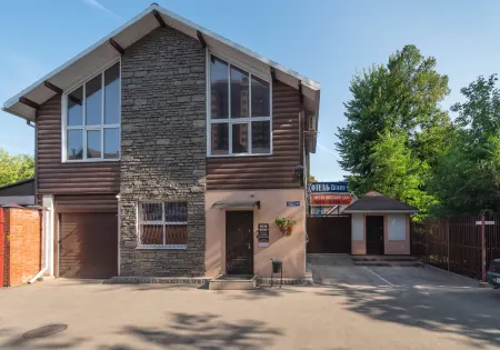 Шале Отели рядом с достопримечательностью «Памятник "Продавец и покупатель"»