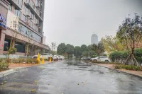 Starway Hotel (Zhengzhou West Railway Station, Wuyue Plaza) - parking
