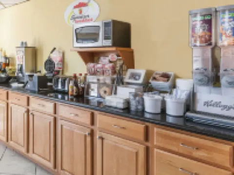 Super 8 by Wyndham Clinton Hoteles en Condado de Custer