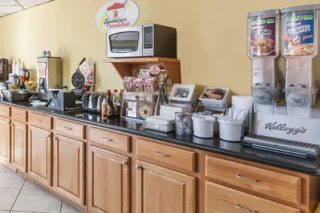 Super 8 by Wyndham Clinton