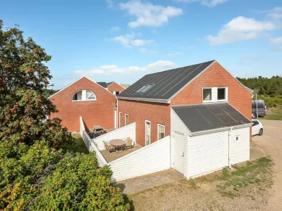 "Maylin" - 2.3km from the Sea