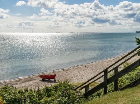 "Botmar" - 10m from the Sea Отели в г. Ullerslev