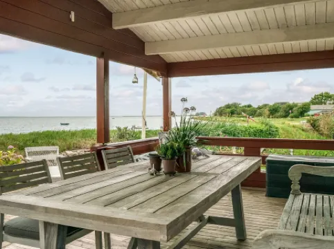 "Topi" - 15m from the Sea