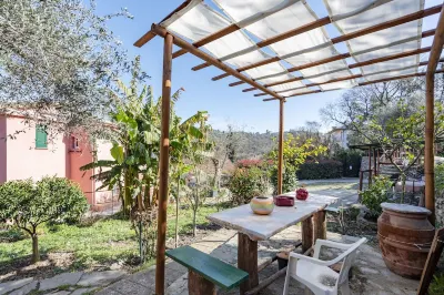 Alla Casa Rosa, Peaceful Apartment Surrounded by Greenery with Free Parking, WiFi & Air Conditioning Các khách sạn ở Rapallo