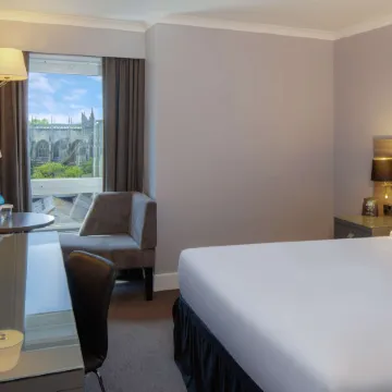 DoubleTree by Hilton Bristol City Centre Отели рядом с достопримечательностью «Стадион «Аштон Гейт»»