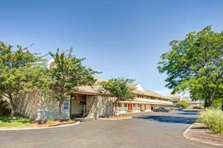 Days Inn & Suites by Wyndham Monroe Отели в г. Monroe County