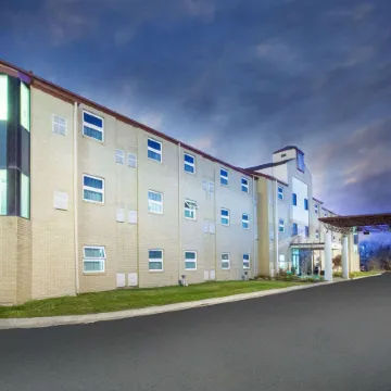 Travelodge by Wyndham Romulus Detroit Airport