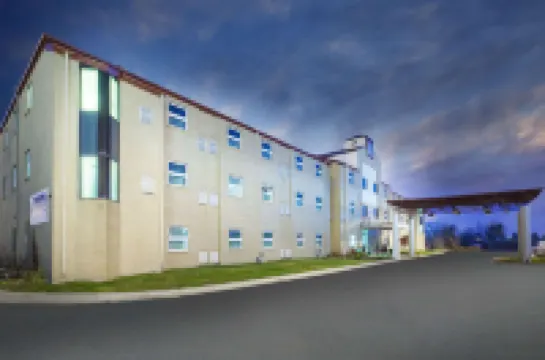 Travelodge by Wyndham Romulus Detroit Airport