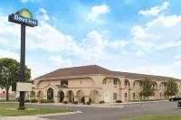 Days Inn by Wyndham Austin Отели рядом с достопримечательностью «Buffy The Cow»