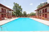 Super 8 by Wyndham Malvern - Pools