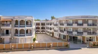 Karras Hotel Hotels near Keri