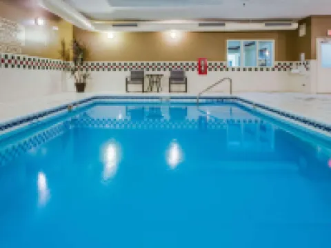 คันทรีอินน์แอนด์สวีทส์ บายเรดิสัน เกอร์นี IL โรงแรมในGurnee