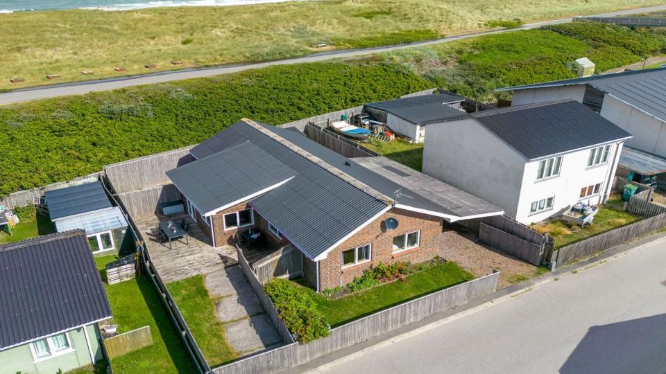"Heming" - 100m from the Sea