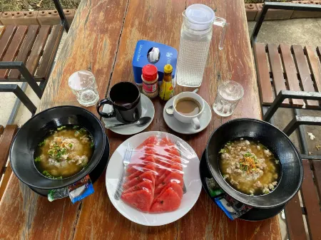 Vela Riverview Отели рядом с достопримечательностью «Wat Sala Loy»