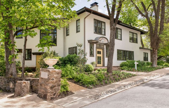 Oakhurst Inn at the University