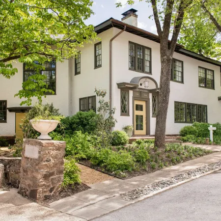 Oakhurst Inn at the University