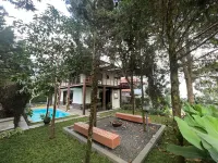 Villa Amethyst Lembang 3Br J-8 with private Hot Pool Hotell i Cigugur Girang