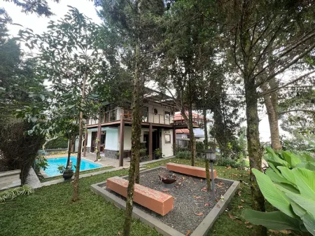 Villa Amethyst Lembang 3Br J-8 with private Hot Pool Отели рядом с достопримечательностью «Taman Kupu-Kupu Cihanjuang»