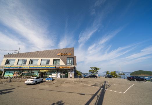 통영 브릿지호텔의 럭셔리한 객실 전경