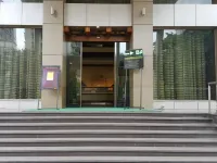 Club Emerald Hotels near Lokmanya Tilak Station