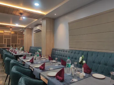 Hotel Kingdom Palace Отели в г. Джорхат