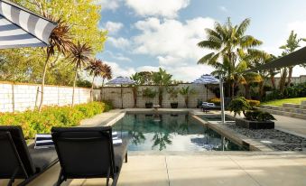 Beachcomber by AvantStay Elegant Modern Estate w Pool Hot Tub Outdoor Dining