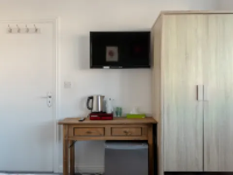 Apple House Wembley - Family Room with Shared Bathroom Hotels in Edgware