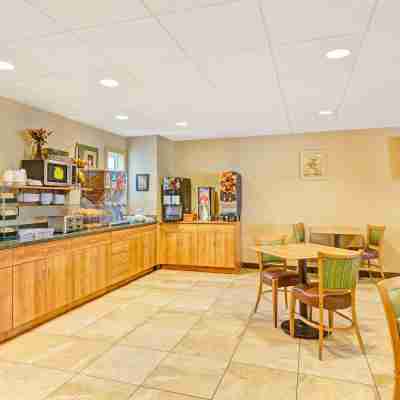 Microtel Inn & Suites by Wyndham York Dining/Meeting Rooms