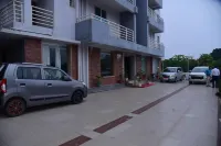 Hotel Girija Sunrise 300 Meter from Baba Dham Temple - ที่มีที่จอดรถ
