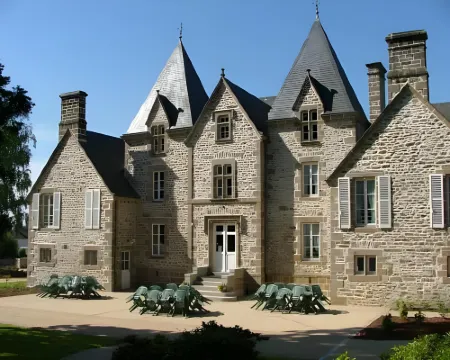 Château du Bourg Hôtels à : Saint-Denis-de-Gastines