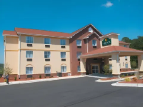 La Quinta Inn & Suites by Wyndham Rome ロームのホテル