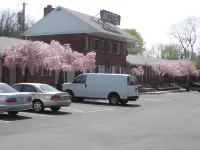 Ardsley Acres Hotel Court - parking