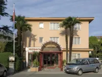Ascona Lodge, Pool & Garden Retreat