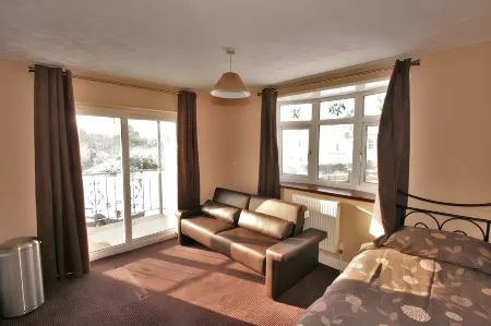 Central Studios 87 Tennyson Road Отели в г. Ли