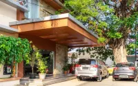 RedDoorz Plus Syariah Near Java Supermall Semarang 2 Hotels in Karangturi