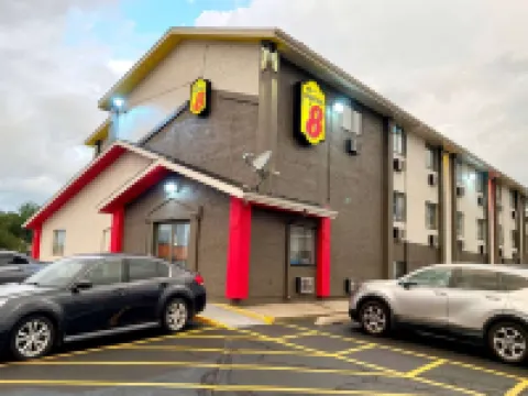 Super 8 by Wyndham Cedar Rapids シーダー・ラピッズのホテル