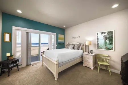 Moonlight by AvantStay Modern Home w Views Direct Access to Rockaway Beach