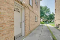 Convenient Skokie Condo - Walk to Train! Hotels in der Nähe von Illinois Holocaust Museum