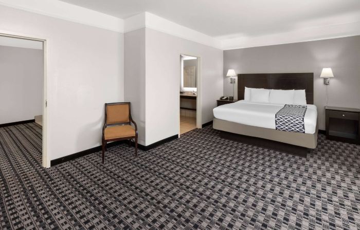 La Quinta Inn & Suites by Wyndham Deer Park