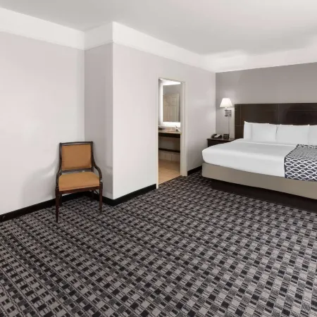 La Quinta Inn & Suites by Wyndham Deer Park