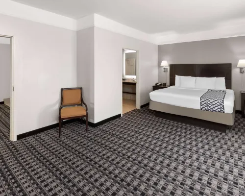 La Quinta Inn & Suites by Wyndham Deer Park Hotels in Deer Park