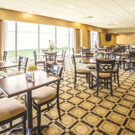 La Quinta Inn & Suites by Wyndham Indianapolis South