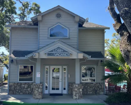 Clear Lake Cottages & Marina Hotels in Clearlake