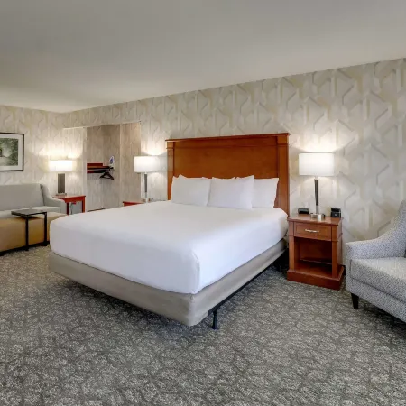 Drury Inn & Suites Charlotte University Place Отели рядом с достопримечательностью «Торговый центр Tryon»