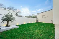 Jiji Suites Các khách sạn gần Stade Lucien Destal