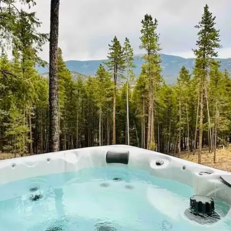 PET-FRIENDLY LUXE Mtn Retreat, Hot tub, Firepit w/EPIC views, Red Rock, Rafting