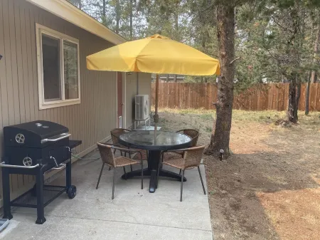 Wooded river retreat near Mt. Bachelor and Bend Отели в г. Три Риверс