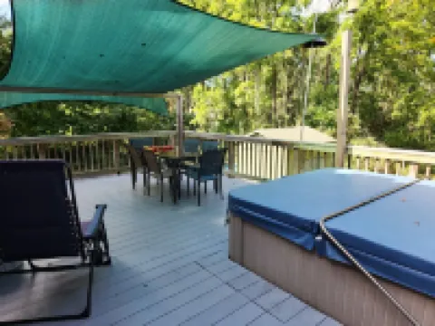 2 mi from VT campus. Great house - football games, graduation, or campus visits. Hotels in Blacksburg